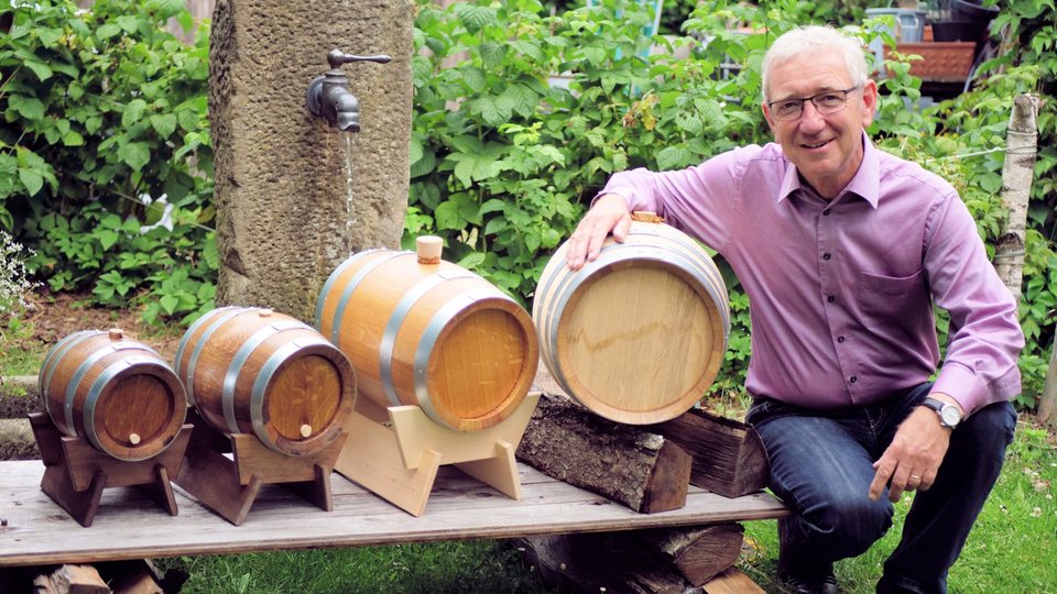 Friedbert Nowitzki, Inhaber der Ersten Theeser Whiskyfass-Manufaktur, neben mehreren befüllten Fässern